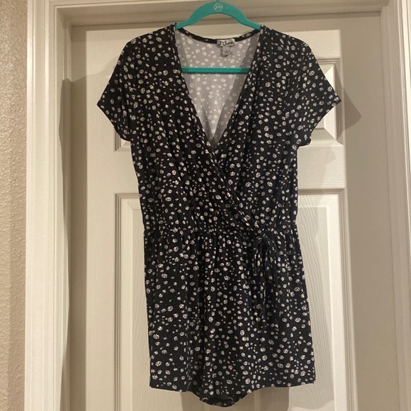 Black with daisies romper, size large, good condition - Picture 1 of 2